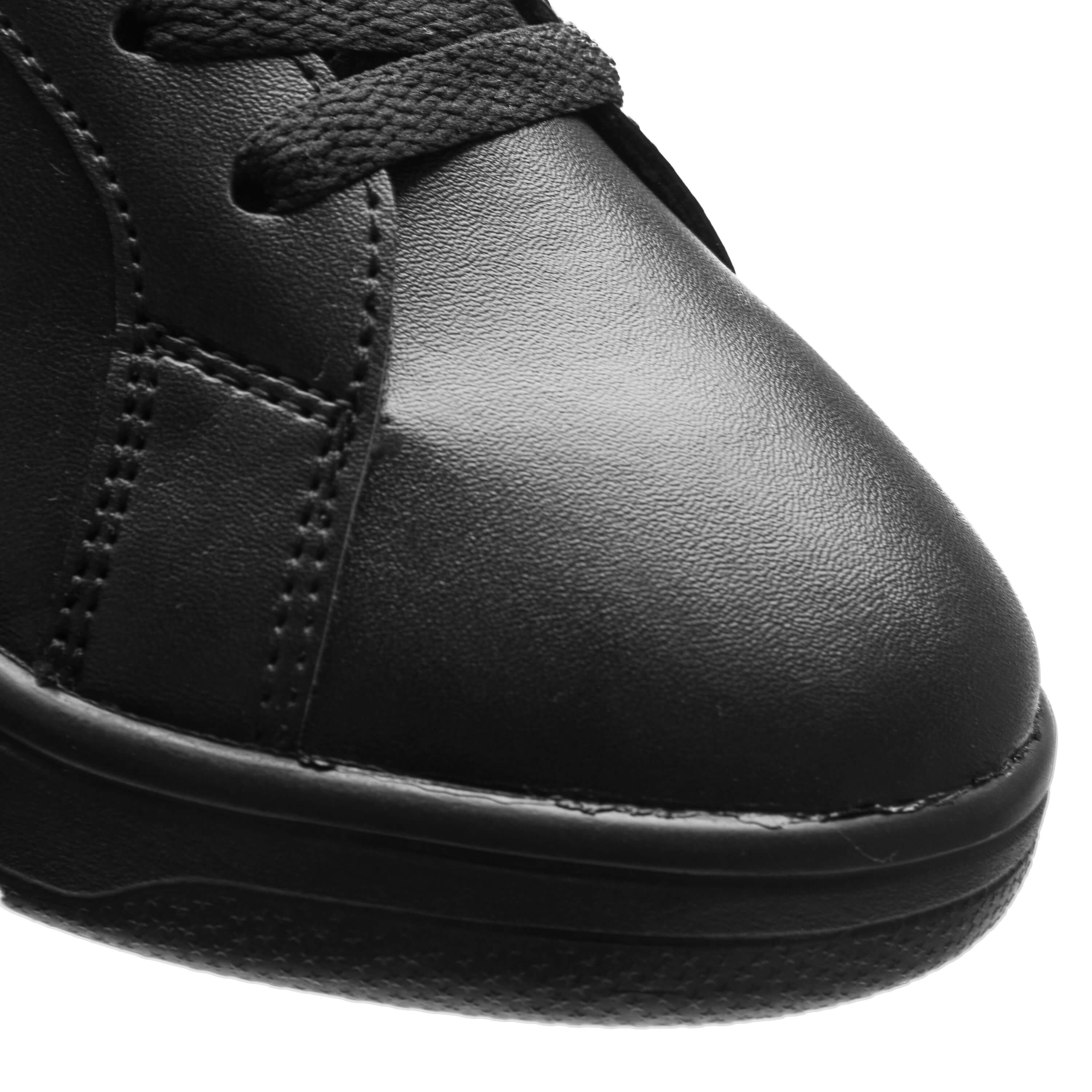 Nahaufnahme des 1533 LA Dance Sneakers von Rumpf mit hervorgehobener Spitze, Schnürsenkeln und detaillierten Nähten.